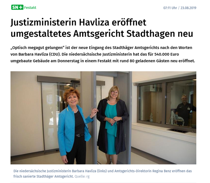Die niedersächsische Justizministerin Barbara Havliza und Amtsgerichtsdirektorin Regina Benz eröffnen das frisch sanierte Stadthäger Amtsgericht