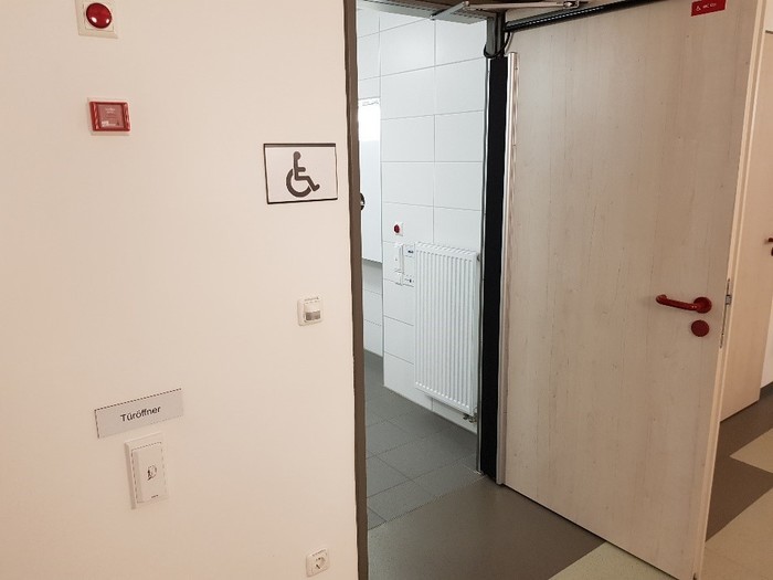 Behinderten-WC-Zugang mit automatischem Türöffner