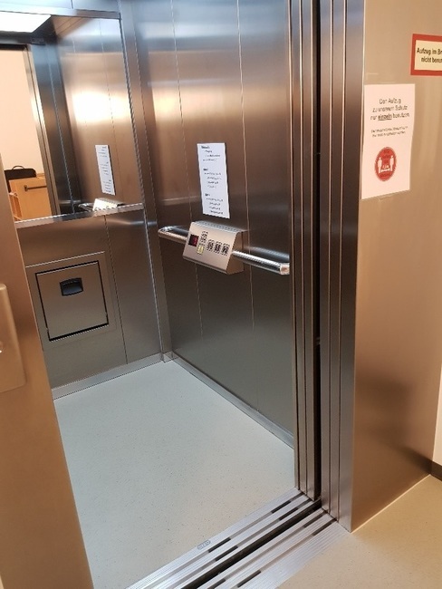 Fahrstuhl mit geöffneter Tür