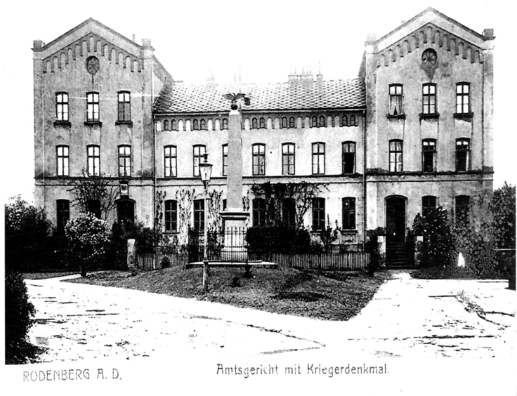 Ehemaliges Amtsgericht Rodenberg mit Kriegerdenkmal